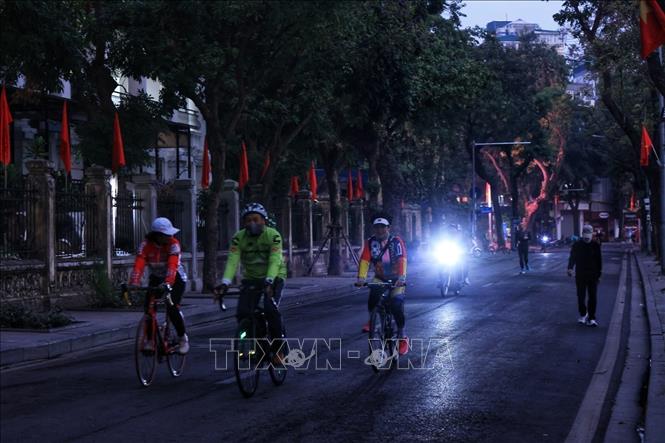 Từ sáng sớm, nhiều người đã tập thể dục với mong muốn có một năm mới dồi dào sức khỏe. Ảnh: Tuấn Anh  - TTXVN 