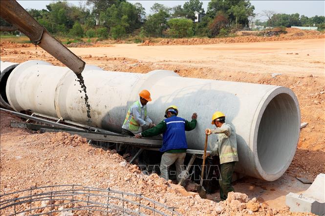 Đổ bê tông thi công cống thoát nước đường Vành đai 3 đoạn qua tỉnh Bình Dương. Ảnh: Hồng Đạt - TTXVN
