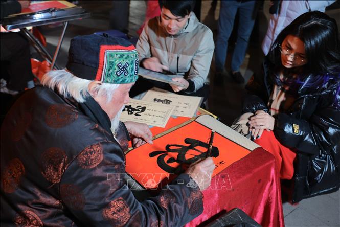 Việc xin chữ đầu năm giúp người dân gợi nhớ về những giá trị truyền thống, mong muốn những điều tốt đẹp trong năm mới. Ảnh: Hoàng Hiếu - TTXVN

