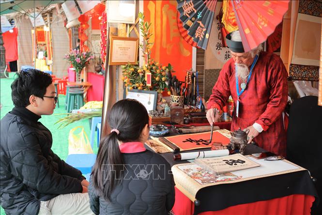Trong dịp Tết Ất Tỵ, tại khu vực hồ Văn (Văn Miếu - Quốc Tử Giám, Hà Nội) đã bố trí hàng chục gian dành riêng cho các thầy đồ cho chữ. Ảnh: Hoàng Hiếu - TTXVN