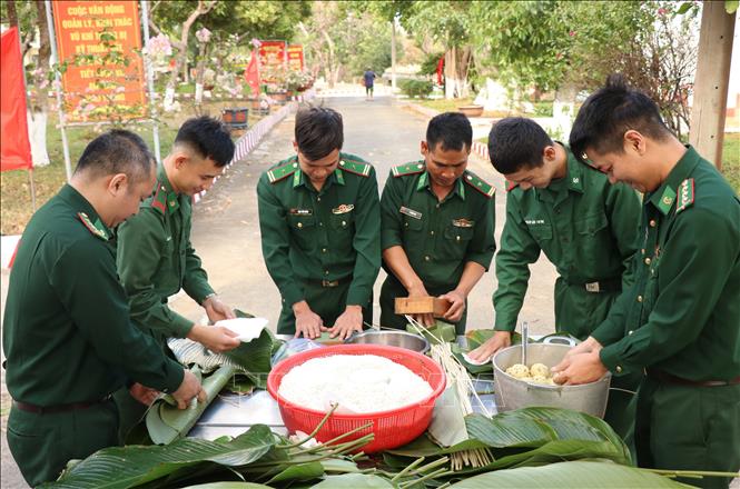 Đồn Biên phòng Bo Heng tổ chức gói bánh chưng cho cán bộ, chiến sĩ trực Tết trên tuyến biên giới. Ảnh: Tuấn Anh – TTXVN