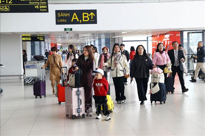 Ngày đầu năm mới Ất Tỵ đã rất nhiều hành khách đến sân bay Nội Bài để xuất hành. Ảnh: Huy Hùng - TTXVN