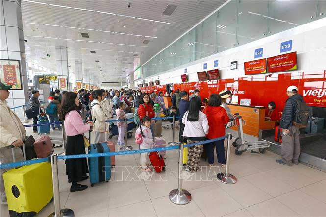 Hành khách làm thủ tục tại quầy của hãng Hàng không Vietjet. Ảnh: Huy Hùng - TTXVN