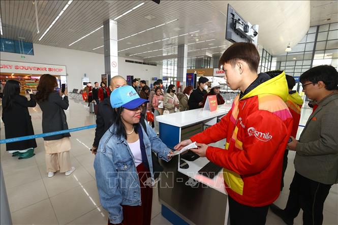 Hành khách làm thủ tục lên máy bay. Ảnh: Huy Hùng - TTXVN