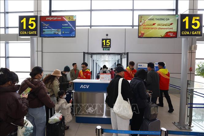 Chuyến bay đầu năm mới của hãng Hàng không Vietjet đi Đà Lạt trong ngày đầu năm. Ảnh: Huy Hùng - TTXVN