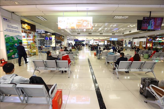 Hành khách chờ lên máy bay trong ngày đầu năm tại Cảng Hàng không quốc tế Nội Bài. Ảnh: Huy Hùng - TTXVN
