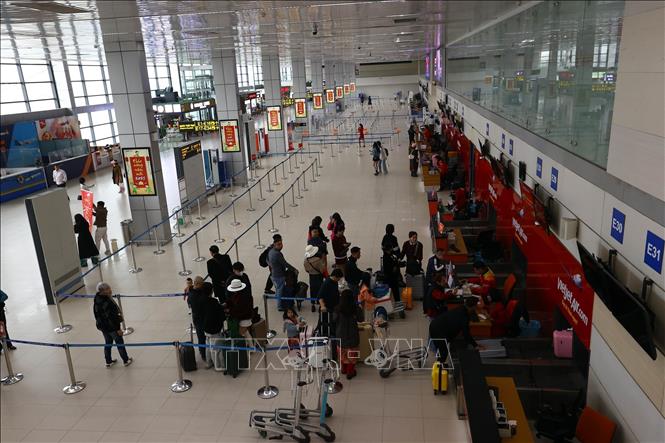 Sảnh E, nhà ga T1 trong sáng đầu năm mới Ất Tỵ. Ảnh: Huy Hùng - TTXVN
