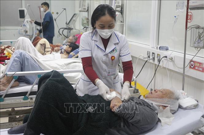 Vào những ngày thường, Khoa Cấp cứu tiếp nhận khoảng 200 trường hợp nhưng bệnh nặng không nhiều, còn vào ngày Tết, số lượt cấp cứu tăng lên 300 bệnh nhân và tỷ lệ bệnh nhân nặng cũng tăng. Ảnh: Bích Huệ - TTXVN