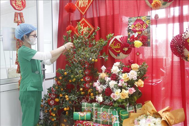 Các khoa, phòng ở các bệnh viện còn tạo nên các góc trang trí ngày Xuân thêm phần ấm cúng và gần gũi để các bệnh nhân và người nhà cảm thấy ấm áp hơn. Ảnh: Bích Huệ - TTXVN