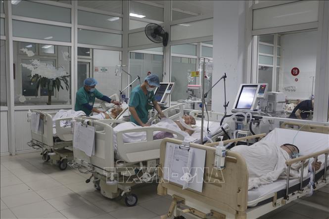 Khoa Hồi sức tích cực, Bệnh viện Hữu nghị Đa khoa Nghệ An duy trì 100% quân số trực để điều trị, chăm sóc bệnh nhân nặng phải thở máy trong những ngày Tết. Ảnh: Bích Huệ - TTXVN