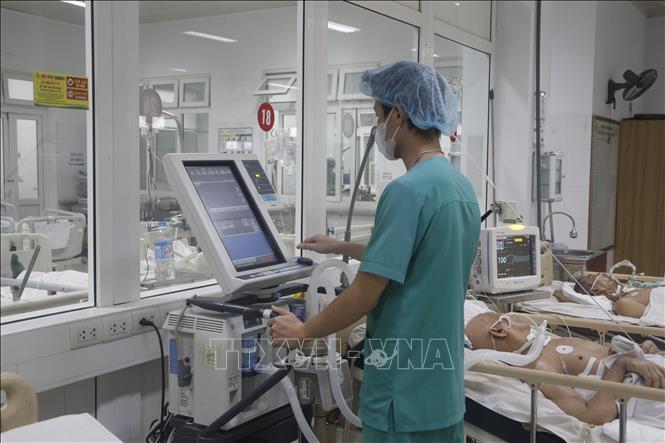Khoa Hồi sức tích cực, Bệnh viện Hữu nghị Đa khoa Nghệ An duy trì 100% quân số trực để điều trị, chăm sóc bệnh nhân nặng phải thở máy trong những ngày Tết. Ảnh: Bích Huệ - TTXVN