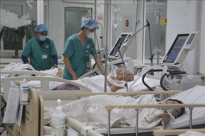 Vào dịp Tết nguyên đán, công việc của các y, bác sĩ Khoa Hồi sức tích cực, Bệnh viện Hữu nghị Đa khoa Nghệ An dường như bận rộn, tất bật và đầy áp lực hơn những ngày thường bởi ở đây toàn ca bệnh nặng. Ảnh: Bích Huệ - TTXVN
