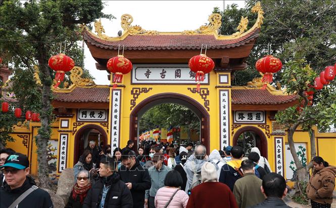 Ngưởi dân Hà Nội đi lễ đầu năm tại chùa Trấn Quốc sáng mùng 1 Tết Ất Tỵ. Ảnh: Quốc Khánh - TTXVN