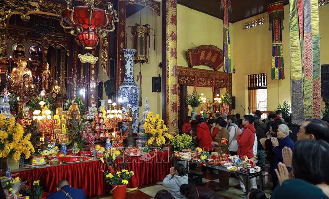 Ngưởi dân Hà Nội đi lễ đầu năm tại chùa Quán Sứ sáng mùng 1 Tết Ất Tỵ. Ảnh: Quốc Khánh - TTXVN