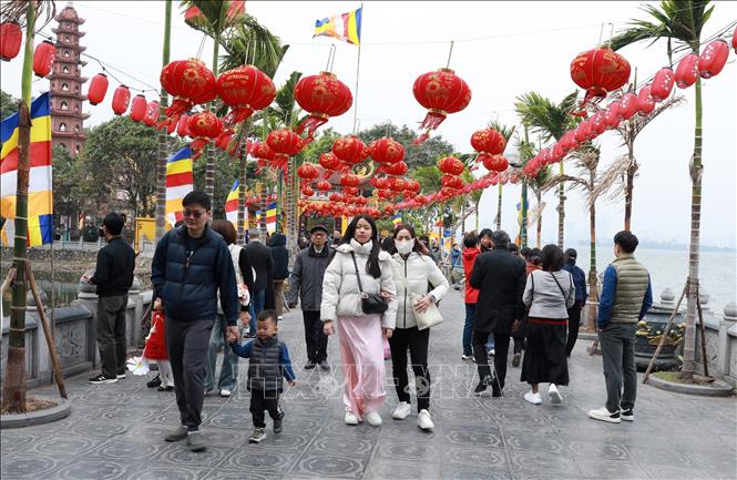 Ngưởi dân Hà Nội đi lễ đầu năm tại chùa Trấn Quốc sáng mùng 1 Tết Ất Tỵ. Ảnh: Quốc Khánh - TTXVN