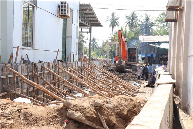 Xây dựng đê bao chống ngập, ngăn mặn, trữ ngọt kết hợp với giao thông trên địa bàn xã Hưng Phong. Ảnh: Công Trí-TTXVN