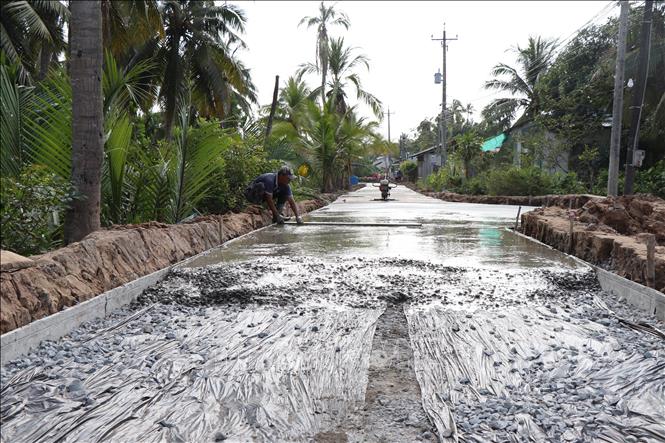 Xây dựng đường giao thông nông thôn trên địa bàn xã đảo Hưng Phong. Ảnh: Công Trí-TTXVN