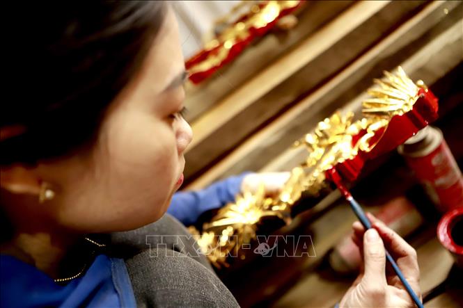 Sơn sản phẩm trước khi thếp vàng. Ảnh: Hoàng Hùng - TTXVN