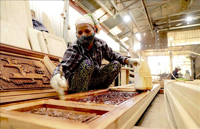 Sản xuất đồ mộc gia truyền tại gia đình nghệ nhân Phùng Văn Dích ở làng nghề mộc Bích Chu. Ảnh: Hoàng Hùng - TTXVN