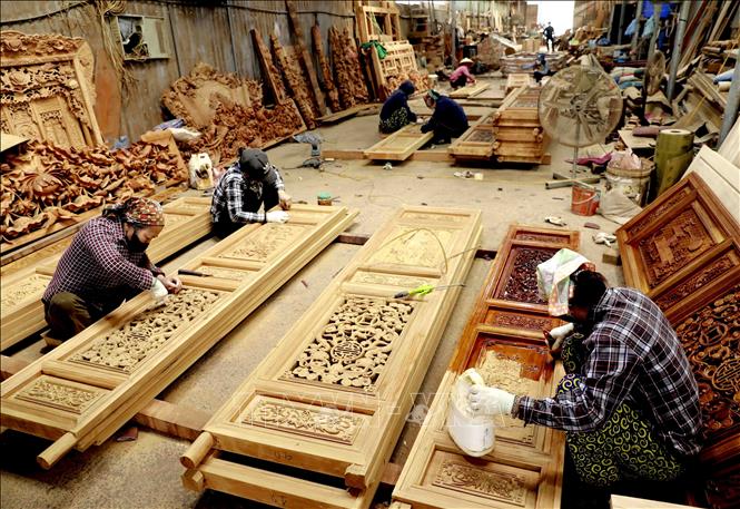 Sản xuất đồ mộc gia truyền tại gia đình nghệ nhân Phùng Văn Dích ở làng nghề mộc Bích Chu. Ảnh: Hoàng Hùng - TTXVN