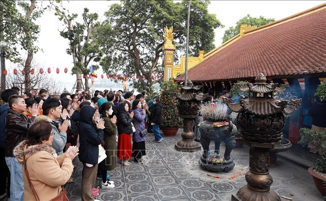 Hanoi's people visit the Tran Quoc pagoda on the first day of the Lunar New Year. VNA Photo