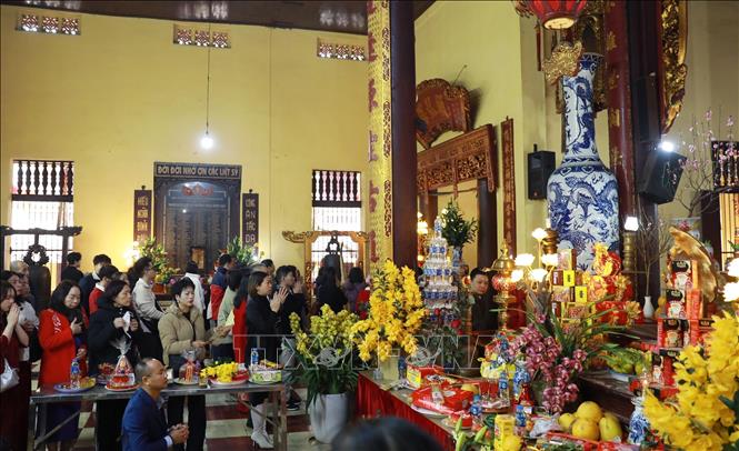 Hanoi's people visit the Quan Su pagoda on the first day of the Lunar New Year. VNA Photo