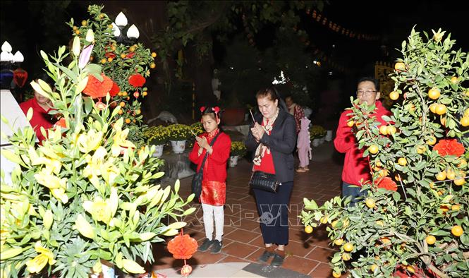 Overseas Vietnamese in Laos visit Phat Tich pagoda in Vientiane. VNA Photo: Xuân Tú