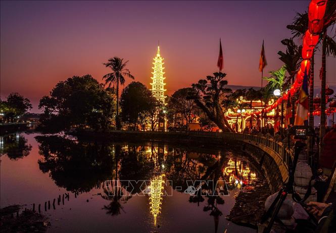 Vẻ đẹp khi lên đèn của chùa Trấn Quốc. Ảnh: Khánh Hòa - TTXVN 