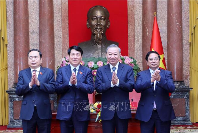  Tổng Bí thư Tô Lâm, Chủ tịch nước Lương Cường, Thủ tướng Chính phủ Phạm Minh Chính và Chủ tịch Quốc hội Trần Thanh Mẫn tại lễ bàn giao công tác của Chủ tịch nước (Hà Nội, 22/10/2024). Ảnh: Lâm Khánh - TTXVN