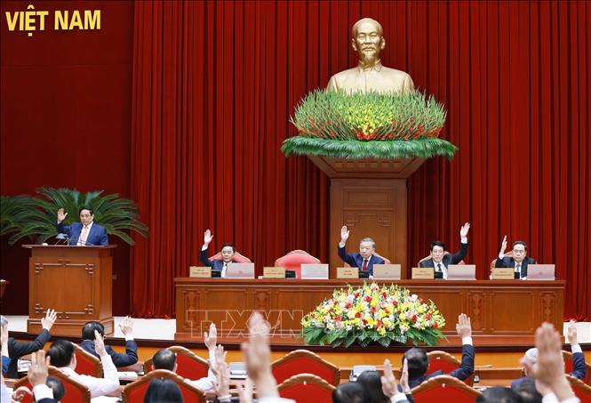 Các đại biểu biểu quyết thông qua chương trình Hội nghị Ban Chấp hành Trung ương Đảng khoá XIII (ngày 14/11/2024). Hội nghị thống nhất tổng kết việc thực hiện Nghị quyết số 18-NQ/TW, ngày 25/10/2017 của BCH TƯ Đảng khoá XII 
