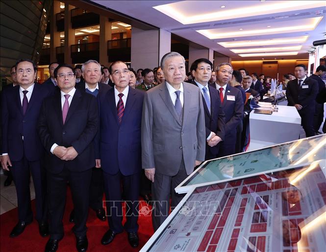  Tổng Bí thư Tô Lâm cùng các đồng chí lãnh đạo, nguyên lãnh đạo Đảng, Nhà nước thăm khu trưng bày tại Hội nghị toàn quốc về đột phá phát triển khoa học, công nghệ, đổi mới sáng tạo và chuyển đổi số quốc gia được tổ chức vào sáng 13/1/2025, tại Nhà Quốc hội. Ảnh: Thống Nhất – TTXVN