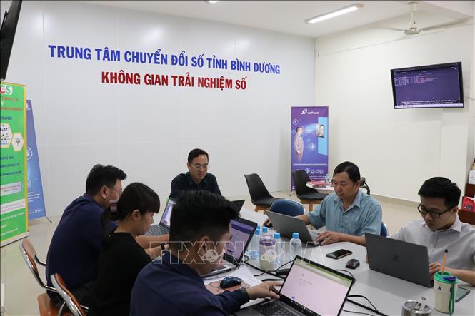  Vận hành Trung tâm chuyển đổi số tỉnh Bình Dương với mục tiêu đẩy nhanh nhiệm vụ hỗ trợ chuyển đổi số cho Chính quyền, doanh nghiệp và người dân. Ảnh: Dương Chí Tưởng-TTXVN
