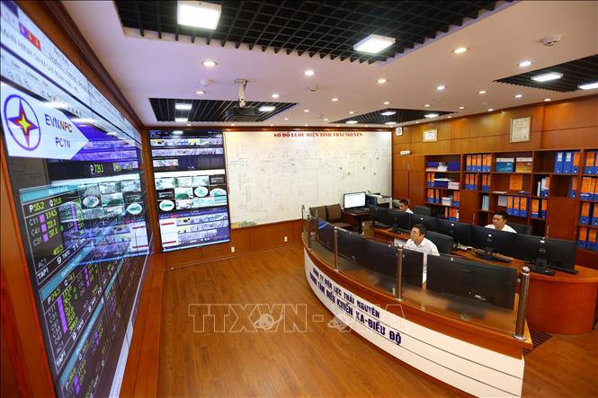Tiếp tục tập trung đẩy mạnh chuyển đổi số, phát triển kinh tế xanh và bền vững, hướng tới mục tiêu giảm phát thải carbon và bảo vệ môi trường. Trong ảnh: Trung tâm điều khiển từ xa của Công ty Điện lực Thái Nguyên. Ảnh: Huy Hùng - TTXVN
