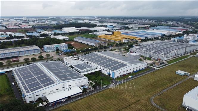 Thu hút đầu tư trực tiếp nước ngoài (FDI) tiếp tục đạt kết quả khả quan, đạt hơn 31 tỷ USD, thuộc nhóm 15 nước đang phát triển thu hút vốn FDI lớn nhất thế giới, khẳng định vị hấp dẫn của Việt Nam với các nhà đầu tư quốc tế. Trong ảnh: Khu công nghiệp VSIP 2 mở rộng tại xã Vĩnh Tân, huyện Tân Uyên (Bình Dương). Ảnh: Huy Hùng - TTXVN
