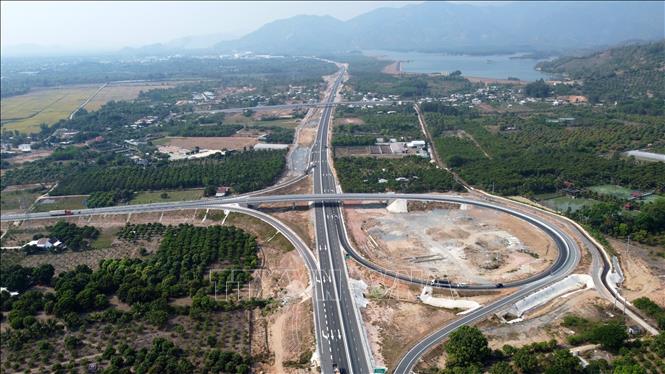 Việt Nam phấn đấu đến hết năm 2025 hoàn thành 3000km đường cao tốc. Trong ảnh: Tuyến cao tốc Cam Lâm-Vĩnh Hảo với chiều dài 78,5km, đi qua ba tỉnh Khánh Hòa, Ninh Thuận và Bình Thuận, khánh thành tháng 4/2024. Ảnh: Hoàng Hiếu - TTXVN 

