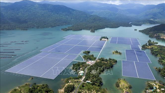Việt Nam được đánh giá là một trong những quốc gia có tiềm năng điện gió lớn nhất khu vực Đông Nam Á. Điện gió hứa hẹn sẽ trở thành một trong những trụ cột của ngành năng lượng tái tạo tại Việt Nam, góp phần đảm bảo an ninh năng lượng và giảm thiểu biến đổi khí hậu. Ảnh: Huy Hùng - TTXVN
