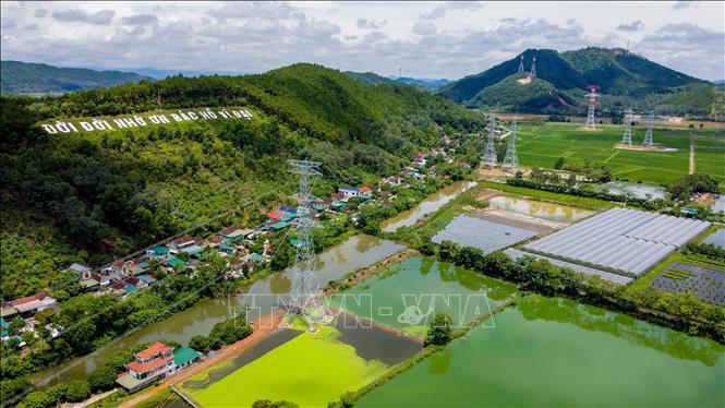 Tháng 9/2024, đường dây truyền tải điện siêu cao áp 500KV mạch 3 Quảng Trạch - Phố Nối hoàn thành, giúp đảm bảo cung cấp điện ổn định cho khu vực phía Bắc, góp phần thúc đẩy phát triển kinh tế vùng. Ảnh: Huy Hùng – TTXVN