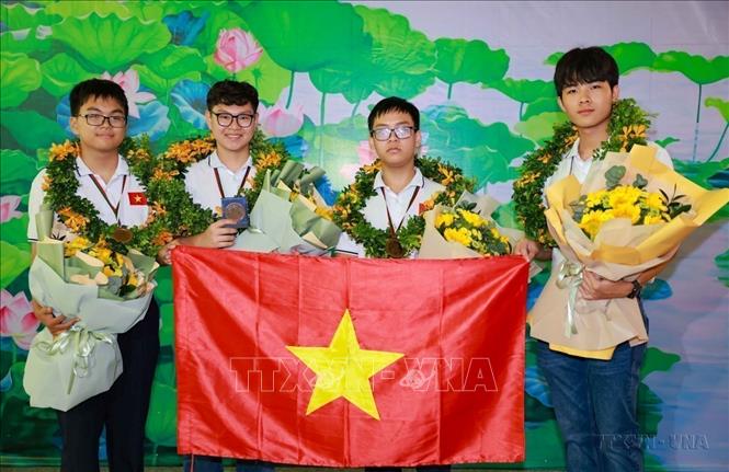 Đội tuyển Việt Nam gồm 4 học sinh Trường THPT chuyên Hà Nội - Amsterdam đã giành Huy chương Đồng tại Kỳ thi Olympic trí tuệ nhân tạo quốc tế (IOAI) lần thứ nhất năm 2024. Ảnh: Thanh Tùng - TTXVN