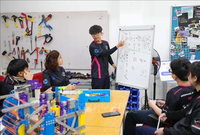 Các học sinh trong các câu lạc bộ Robot và trí tuệ nhân tạo của Trường THPT Chuyên Hà Nội - Amsterdam đã giành được những huy chương danh giá trên đấu trường quốc tế bằng sự sáng tạo và miệt mài trong quá trình nghiên cứu khoa học. Ảnh: Thanh Tùng - TTXVN 