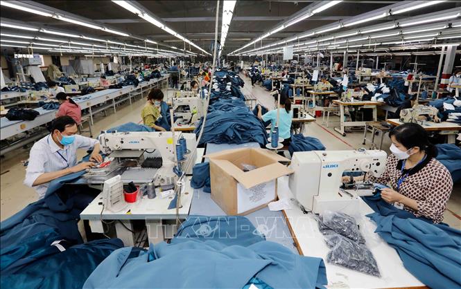 Sản xuất hàng may mặc xuất khẩu tại Xí nghiệp May 2, Công ty May Hồ Gươm, thị xã Mỹ Hào, tỉnh Hưng Yên. Đây là một trong những đơn vị chủ lực đóng góp vào kim ngạch xuất khẩu của ngành dệt may Việt Nam. Ảnh: Trần Việt - TTXVN