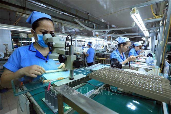 Sản xuất linh kiện đo lường tại Công ty TNHH Sankoh Việt Nam (vốn đầu tư Nhật Bản) tại tỉnh Hòa Bình. Ảnh: Tuấn Anh - TTXVN