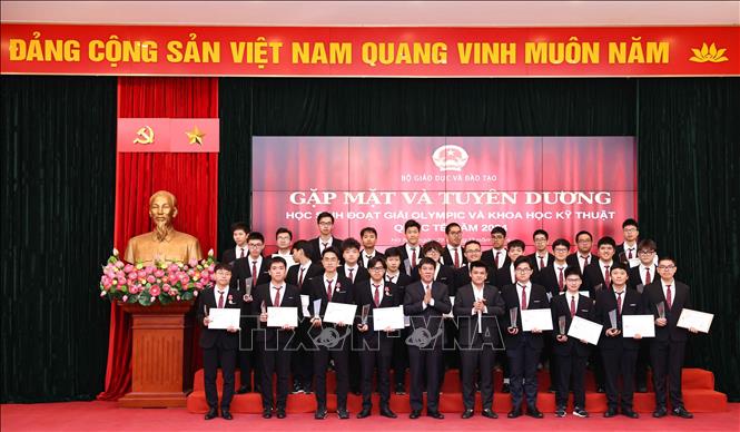  Bộ Giáo dục và Đào tạo tổ chức chương trình gặp mặt - tuyên dương học sinh đoạt giải Olympic và Khoa học kỹ thuật quốc tế năm 2024. Ảnh: Thanh Tùng - TTXVN