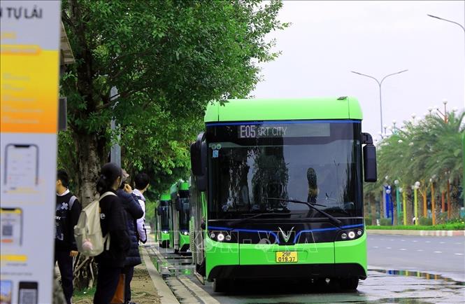 Thành phố Hà Nội đã lần lượt đưa các loại hình xe buýt điện, xe buýt sử dụng nhiên liệu sạch CNG, xe đạp đô thị vào hoạt động, chuyển đổi sử dụng phương tiện 