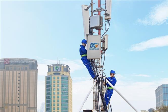 Tập đoàn VNPT đang khẩn trương triển khai lắp đặt hạ tầng và trạm thu phát sóng VinaPhone 5G trên toàn quốc. Ảnh: Minh Quyết - TTXVN