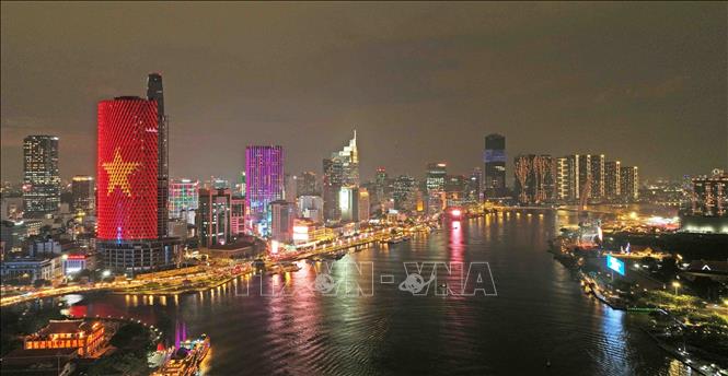 Những năm qua, Thành phố Hồ Chí Minh đã và đang đạt được nhiều thành tựu quan trọng để tiếp tục là một trung tâm lớn, là đầu tàu dẫn dắt về kinh tế, tài chính, thương mại, văn hóa, khoa học-công nghệ, đổi mới sáng tạo, giáo dục-đào tạo của Vùng kinh tế trọng điểm phía Nam và cả nước.  Ảnh: Vũ Sinh - TTXVN