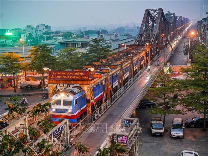 The bridge has contributed significantly to the economic development of not only Hanoi but also other Red River Delta provinces namely Hai Phong, Hai Duong, and Hung Yen. VNA Photo: Khánh Hòa
