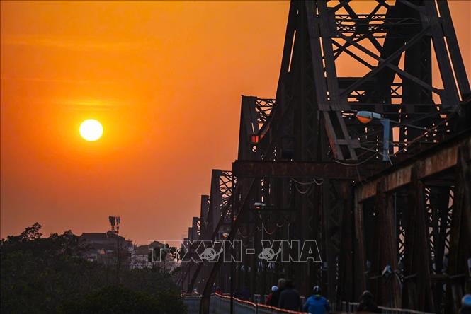 Sunset over Long Bien bridge. VNA Photo: Khánh Hòa