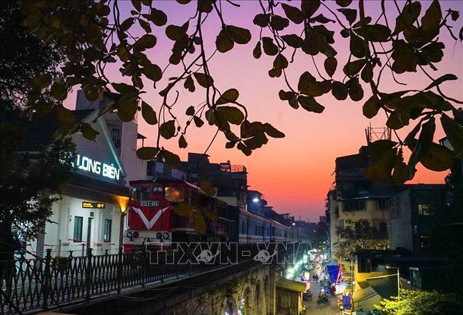 The bridge has contributed significantly to the economic development of not only Hanoi but also other Red River Delta provinces namely Hai Phong, Hai Duong, and Hung Yen. VNA Photo: Khánh Hòa