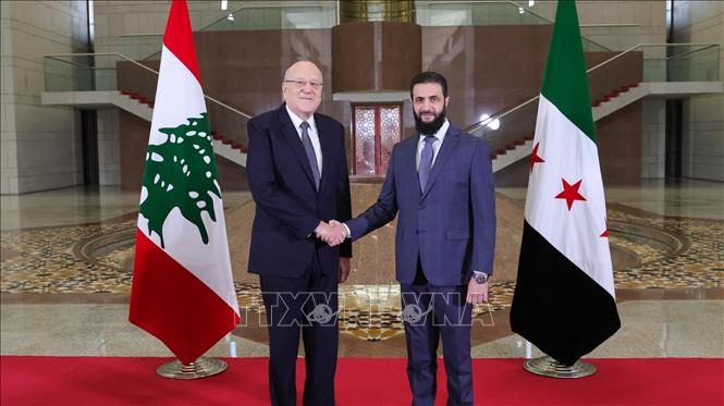 Nhà lãnh đạo trên thực tế ở Syria, ông Ahmed al-Sharaa trong cuộc gặp Thủ tướng Liban Najib Mikati ở Damascus, ngày 11/1/2025. Ảnh: THX/TTXVN