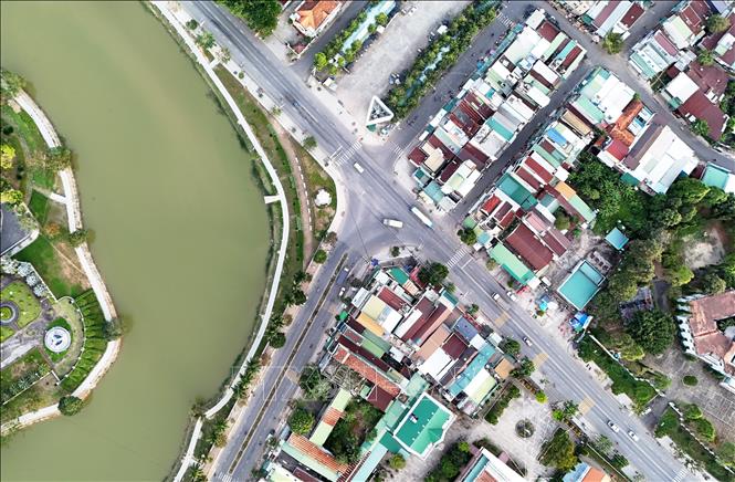 Ngã ba Mađaguôi, giao điểm Quốc lộ 20 với Tỉnh lộ 721, tuyến đường huyết mạch của huyện Đạ Huoai, đi vào trung tâm huyện là thị trấn Đạ Tẻh. Ảnh: Hồng Đạt - TTXVN

